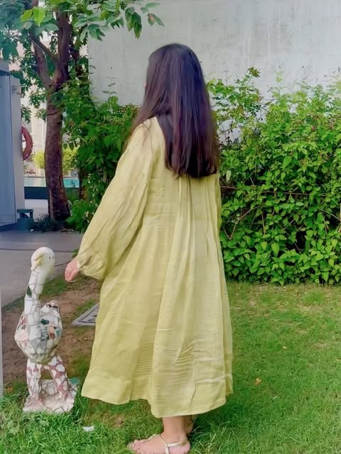 Yellow linen, back detail