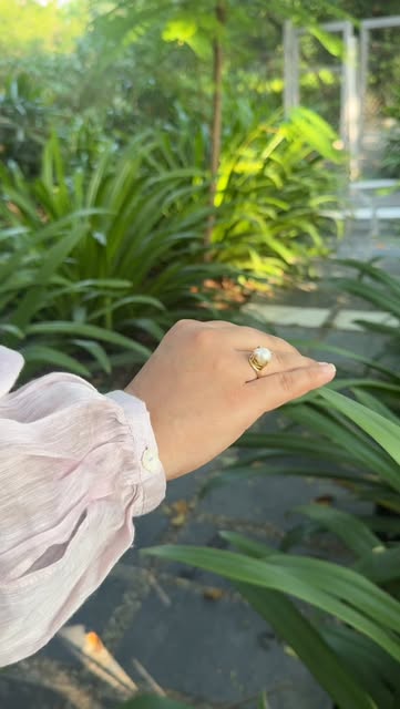 Styling detail, ring and linen